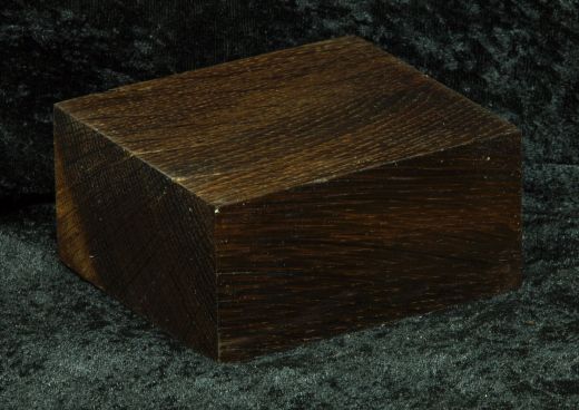 Fast schwarzer Sockel mit hellem Anteil