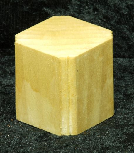 Sockel mit seitlicher Fräsung