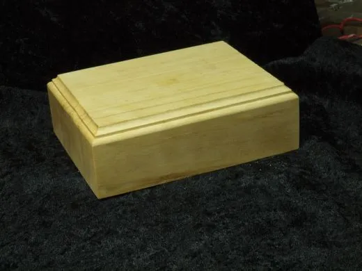 Heller Sockel mit Fräskante