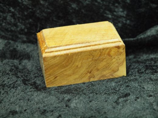 Länglicher Sockel mit Fräsung
