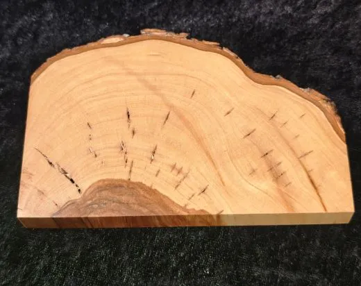 Sockel mit Rindenkante