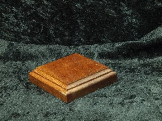 Niedriger Sockel mit Fräsung