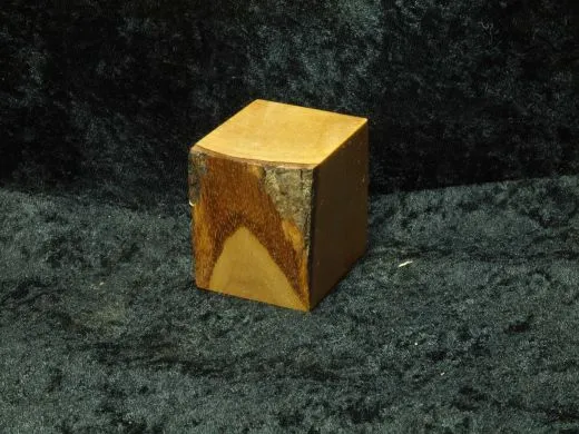 Sockel mit Rindenkante