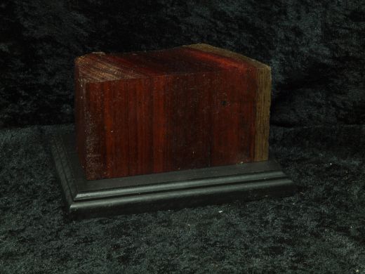 Roter Sockel mit Rinde