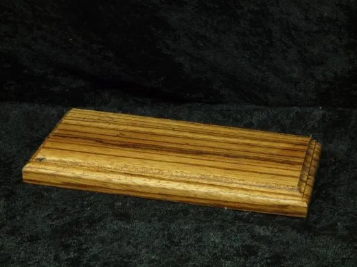 Flacher Sockel mit Fräsung