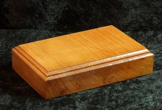 Sockel mit Fräskante