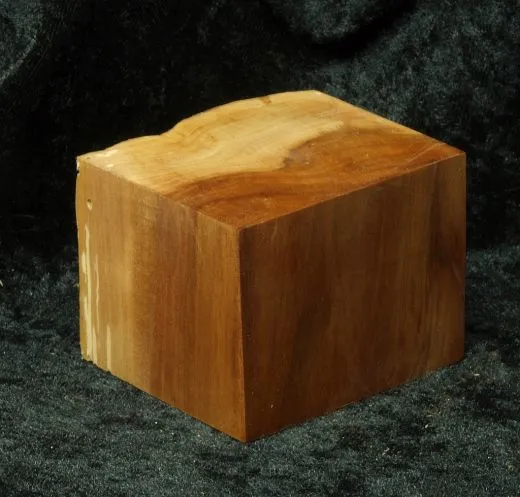 Sockel mit Rindenkante