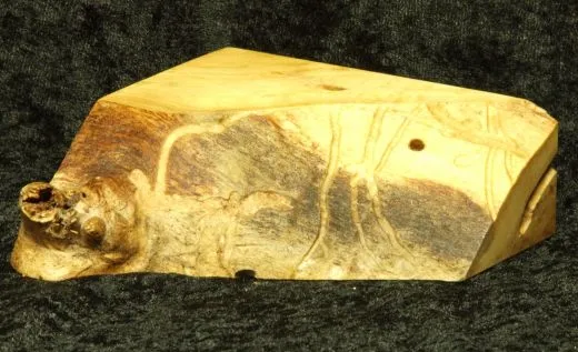 Sockel mit Rindenkante