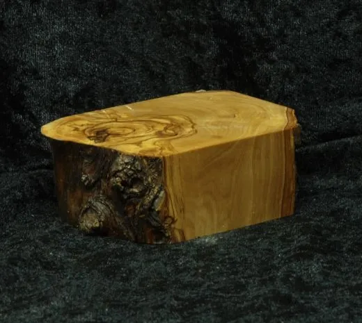 Sockel mit Rindenkante