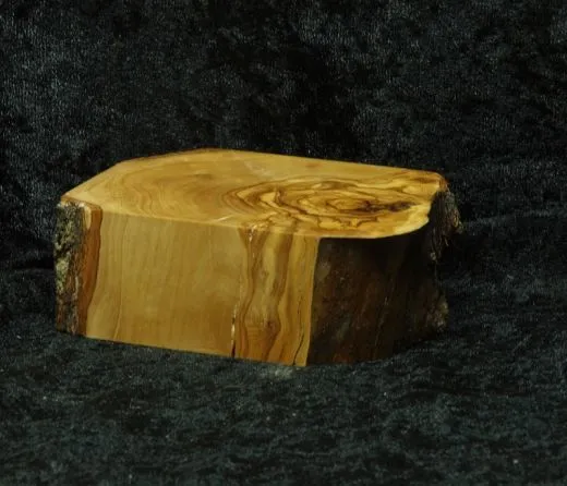 Sockel mit Rindenkante