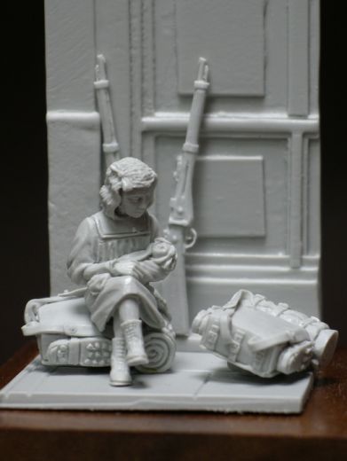 Kleines französisches Mädchen mit Hauswand