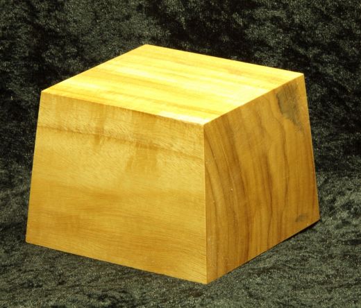 Großer, schräger Sockel