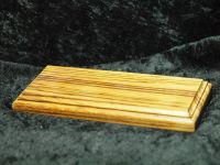 Niedriger Sockel mit Fräsung