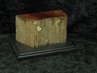 Roter Sockel mit Rinde