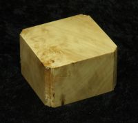 Sockel mit seitlicher Fräskante