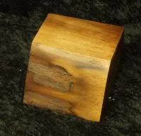 Dunkelbrauner Sockel